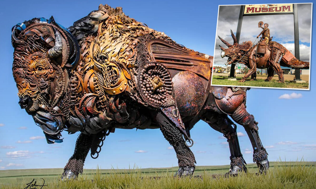 Un artiste cow-boy soude des tracteurs rouillés et de la ferraille pour en faire des animaux de western irréels