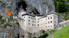 Ce château, construit il y a 800 ans dans une grotte sur une falaise de 122 m, était imprenable jusqu’à ce que cela se produise