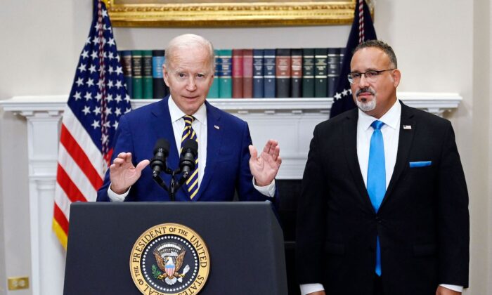 Joe Biden annonce l'allègement des prêts étudiants avec le secrétaire à l’Éducation Miguel Cardona (à dt.) à la Maison Blanche, le 24 août 2022. (Olivier Douliery/AFP via Getty Images)