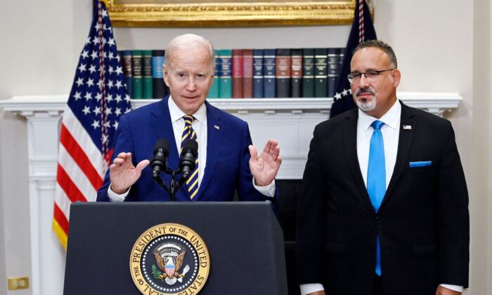 Joe Biden annonce l'allègement des prêts étudiants avec le secrétaire à l’Éducation Miguel Cardona (à dt.) à la Maison Blanche, le 24 août 2022. (Olivier Douliery/AFP via Getty Images)