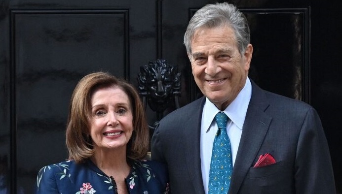 Nancy Pelosi et son mari devant le 10 Downing Street le 16 septembre 2021 (Justin Tallis/AFP via Getty Images)