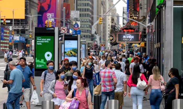 Passants à Times Square, le 13 juillet 2021. (Angela Weiss/AFP via Getty Images)