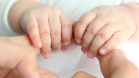 Il apprend la langue des signes aux bébés, et ça marche !