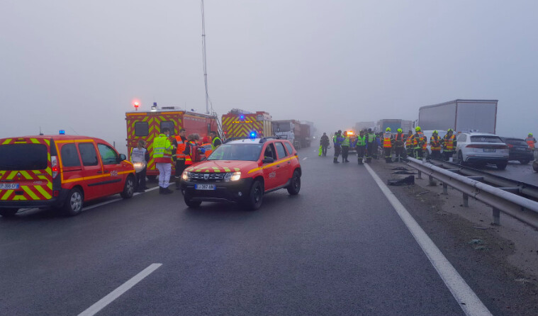 Au moins une personne est morte dans un carambolage sur l'A72 près de Saint-Étienne, lundi 5 décembre 2022. (Photo: SDIS 42)