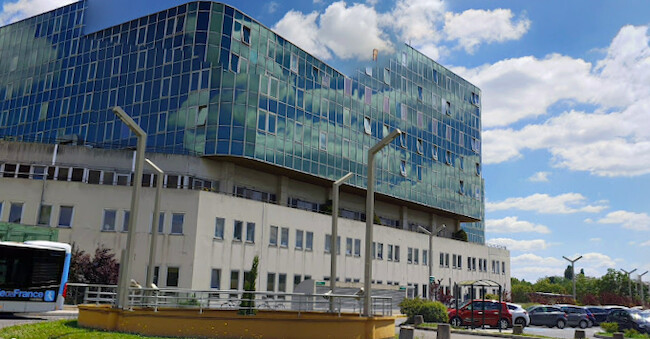 Le centre hospitalier de Versailles dans les Yvelines est victime d'une cyberattaque depuis le 3 décembre. (Photo : Capture d'écran Google Street View)