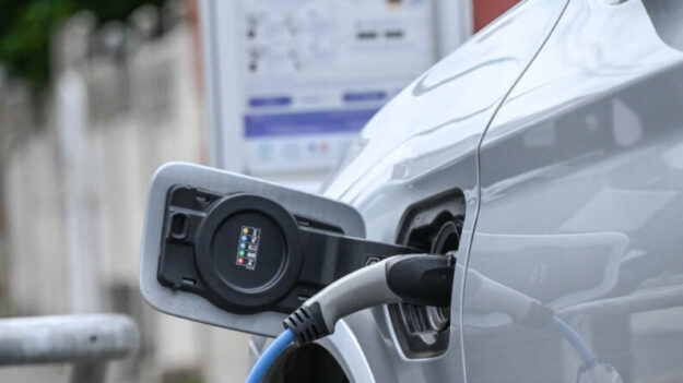 Crise énergétique: la Suisse envisage d’interdire l’utilisation des voitures électriques et de procéder à des coupures d’électricité