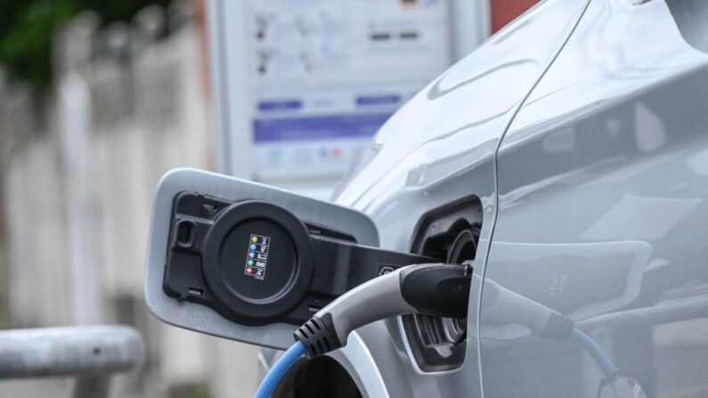 Crise énergétique: la Suisse envisage d'interdire l'utilisation des voitures électriques et de procéder à des coupures d'électricité