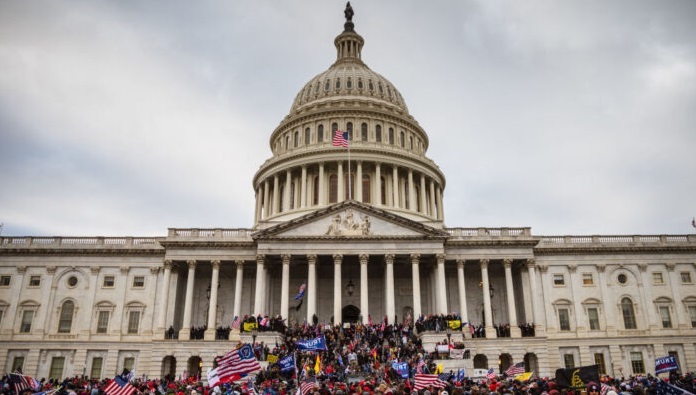 Groupe important de manifestants sur les marches Est du Capitole après avoir ouvert une brèche dans son enceinte, le 6 janvier 2021. (Jon Cherry/Getty Images)