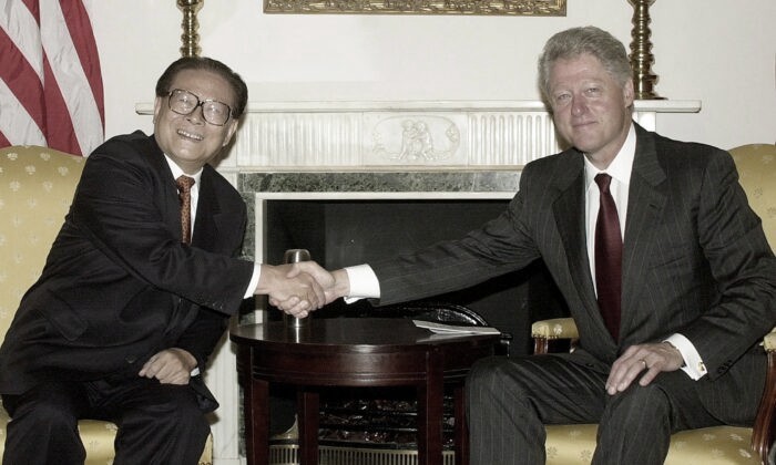 Rencontre entre Bill Clinton et Jiang Zemin, le 8 septembre 2000, à New York, NY. (Joyce Naltchayan/AFP via Getty Images)