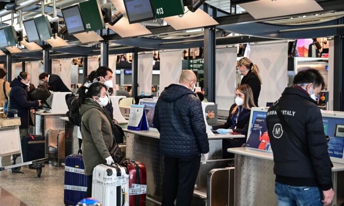 Enregistrement de passagers pour un vol à destination de Moscou à l'aéroport de Milan-Malpensa à Ferno, dans une zone de quarantaine rouge de l'Italie, le 9 mars 2020. (Miguel Medina/AFP via Getty Images)