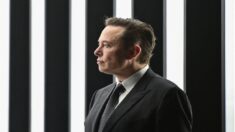 Elon Musk annonce qu’il ne vendra pas d’actions Tesla pendant deux ans et prédit une «grave récession» en 2023