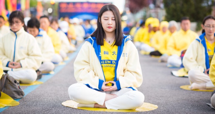 Des centaines de pratiquants de Falun Gong organisent une veillée près du consulat de Chine à New York pour la Journée mondiale du Falun Dafa, le 11 mai 2017. (Epoch Times)