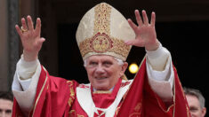 Le pape François annonce que Benoît XVI est « gravement malade »
