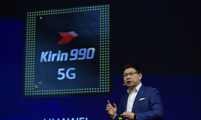 Richard Yu (Yu Chengdong), responsable de l'activité grand public de Huawei, prend la parole lors de la présentation d'un ensemble de puces Kirin 990 5G au salon international de l'électronique et de l'innovation IFA à Berlin, le 6 septembre 2019. (Tobias Schwarz/AFP via Getty Images)