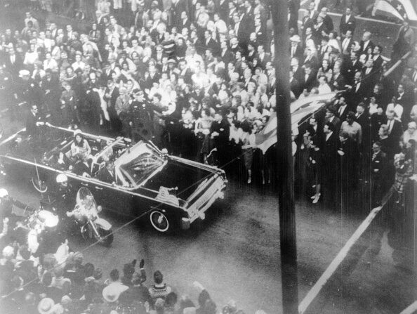  Photo datée du 22 novembre 1963 du convoi du Président américain John F. Kennedy peu avant son assassinat à Dallas.(Photo : AFP via Getty Images)