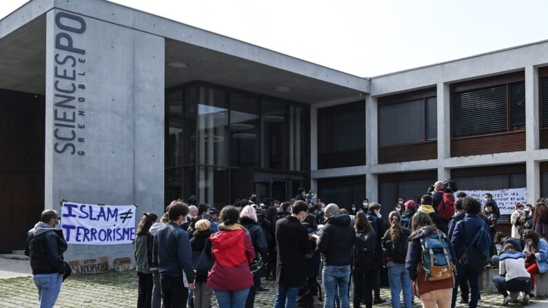 Des étudiants manifestent contre l'islamophobie devant l'Institut d'études politiques de Grenoble, le 9 mars 2021. (Photo : PHILIPPE DESMAZES/AFP via Getty Images)