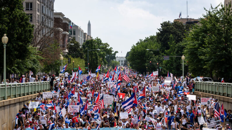 Des manifestants marchent de la Maison Blanche à l'ambassade de Cuba sur la 16e rue lors d'un rassemblement pour la liberté des Cubains, le 26 juillet 2021 à Washington, DC. (Photo: Drew Angerer/Getty Images)