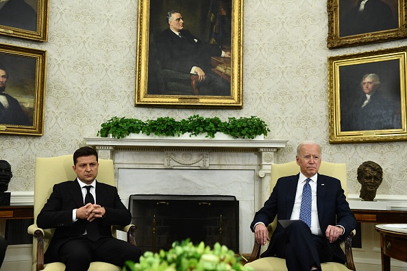 Le Président américain Joe Biden et le Président ukrainien  Volodymyr Zelensky à la Maison Blanche. (Photo : BRENDAN SMIALOWSKI/AFP via Getty Images)