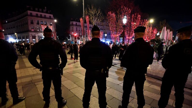 Des CRS anti-émeutes sont en position sur l'avenue des Champs-Élysées, le 31 décembre 2021. (Photo: ALAIN JOCARD/AFP via Getty Images)