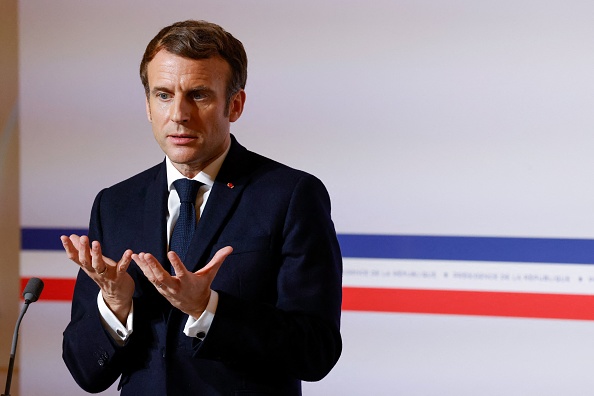 Le président français Emmanuel Macron prononce un discours lors de ses vœux du Nouvel An aux médias au palais de l'Élysée à Paris, le 11 janvier 2022. (Photo LUDOVIC MARIN/POOL/AFP via Getty Images)