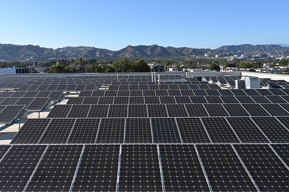 Des panneaux solaires sont visibles sur le toit d'un bâtiment à Los Angeles, en Californie, le 18 juin 2022. (Photo : DANIEL SLIM/AFP via Getty Images)