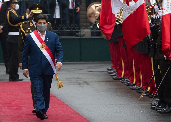 Le président péruvien Pedro Castillo arrive au Congrès pour prononcer son discours sur l'état de la nation lors de la fête de l'indépendance et de la commémoration d'une année de mandat à Lima, le 28 juillet 2022. 
 (Photo : CRIS BOURONCLE/AFP via Getty Images)