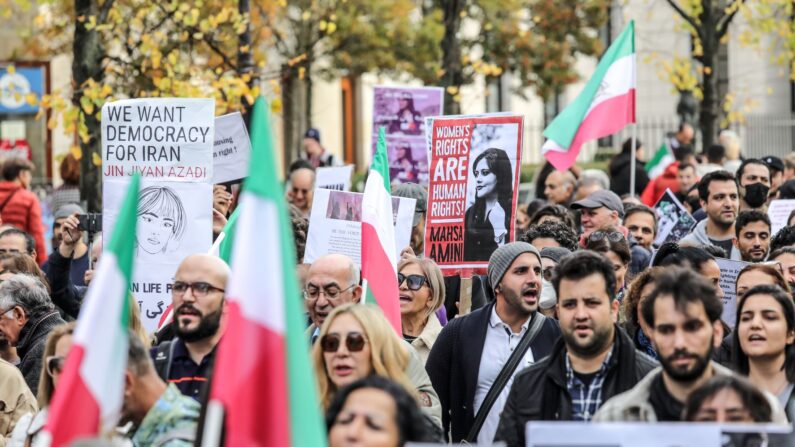 La mort de Mahsa Amini, trois jours après avoir été arrêtée par la police des mœurs iranienne pour « port de vêtements inappropriés » avait provoqué des manifestations aux quatre coins du monde, comme ici à Berlin le 15 octobre 2022. (Photo : Omer Messinger/Getty Images)