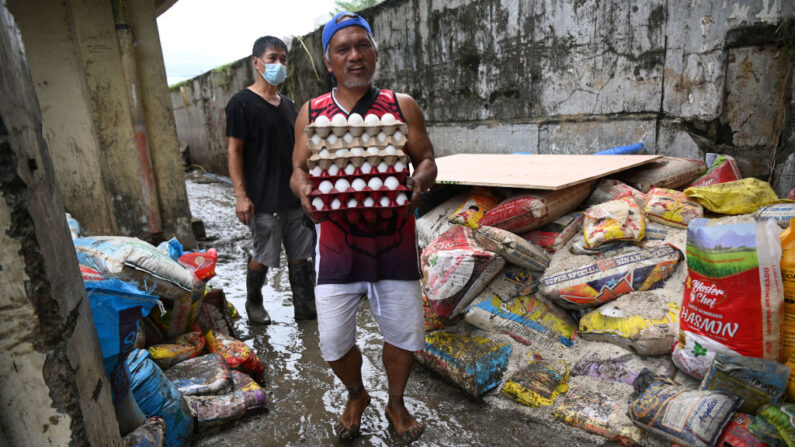 Photo d'une précédente inondation aux Philippines en octobre 2022. (Photo by TED ALJIBE/AFP via Getty Images) 