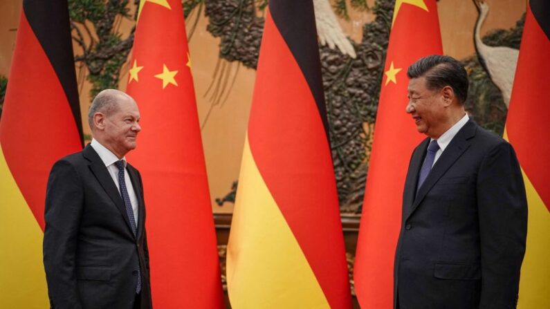 Le dirigeant chinois Xi Jinping rencontre le chancelier allemand Olaf Scholz au Grand palais du Peuple à Pékin, le 4 novembre 2022. (KAY NIETFELD/POOL/AFP via Getty Images)