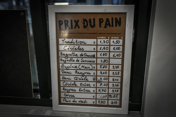 Des prix affichés à la boulangerie bio Racynes à Boulogne-Billancourt en novembre 2022 (Photo STEPHANE DE SAKUTIN/AFP via Getty Images)