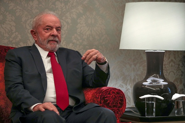 Le président élu brésilien Luiz Inacio Lula da Silva regarde pendant une réunion avec son homologue portugais au palais de Belem à Lisbonne, le 18 novembre 2022. (Photo : CARLOS COSTA/AFP via Getty Images)