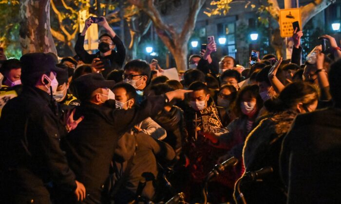 Manifestation contre la politique zéro Covid à Shanghai, le 27 novembre 2022. (Hector Retamal/AFP via Getty Images)