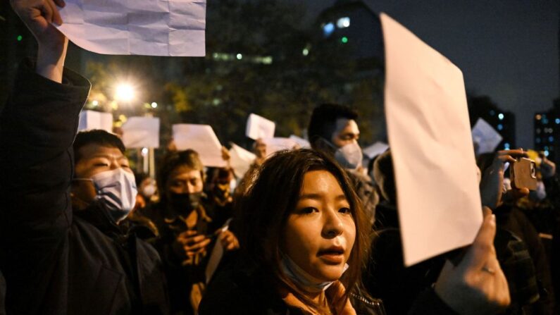 Des manifestants défilent dans une rue pour protester contre les restrictions sévères imposées par le gouvernement chinois, à Pékin, le 28 novembre 2022. (Photo: NOEL CELIS/AFP via Getty Images)