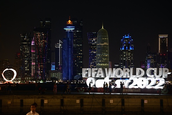 Une photo montre un panneau de tournoi à Doha, le 28 novembre 2022, pendant la Coupe du monde de football Qatar 2022. (Photo : JUAN MABROMATA/AFP via Getty Images)