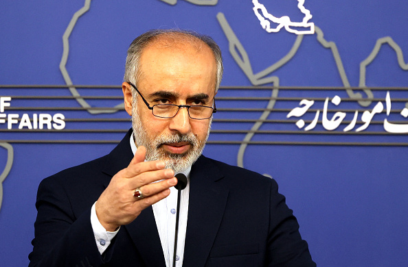 Le porte-parole du ministère iranien des Affaires étrangères, Nasser Kanani, s'exprime lors d'une conférence de presse dans la capitale Téhéran, le 5 décembre 2022.(Photo : ATTA KENARE/AFP via Getty Images)