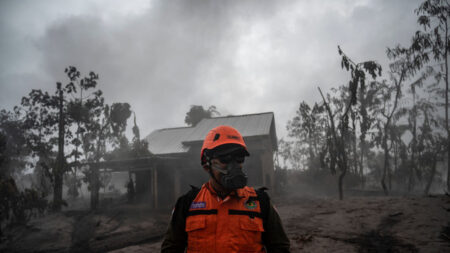 Indonésie: les évacuations se poursuivent après l’éruption du volcan Semeru