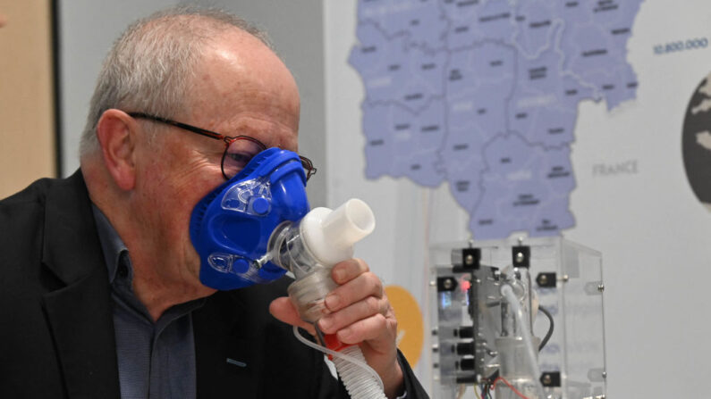 Le pneumologue français Régis Matran montre comment utiliser le prototype d'un "nez électronique" conçu pour détecter le cancer du poumon, au CHU de Lille, le 06 décembre 2022. (Photo: DENIS CHARLET/AFP via Getty Images)