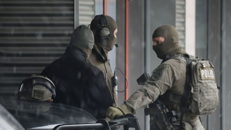 Des forces spéciales de la police allemande se tiennent dans le centre-ville de Dresde, dans l'est de l'Allemagne, le 10 décembre 2022. (Photo: JENS SCHLUETER/AFP via Getty Images)