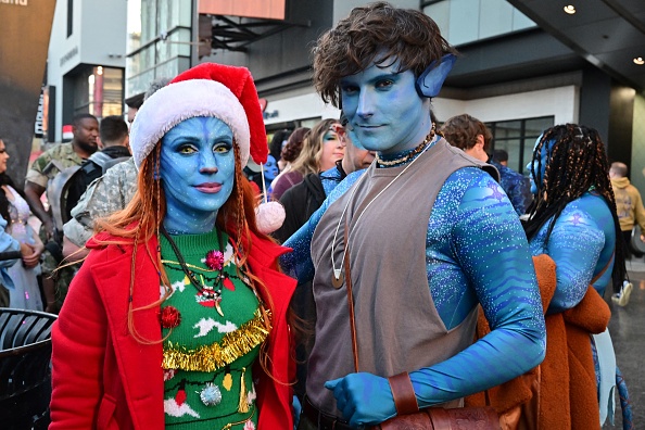 Des fans attendent la première d'"Avatar: La voie de l'eau" au théâtre Dolby à Hollywood, en Californie, le 12 décembre 2022. (Photo FREDERIC J. BROWN/AFP via Getty Images)