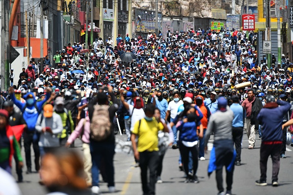 Des partisans de l'ancien président Pedro Castillo marchent vers le centre de la ville d'Arequipa, au Pérou, avec un fort contingent de police, exigeant la fermeture du Congrès et la libération de Castillo, le 14 décembre 2022. 
(Photo : DIEGO RAMOS/AFP via Getty Images)