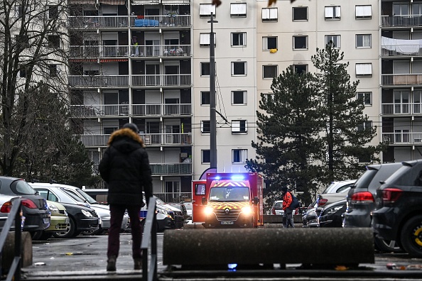 Dix personnes ont perdu la vie dans un incendie d'un immeuble de 7 étages dans le quartier du Mas-Du-Taureau à Vaulx-en-Velin, le 16 décembre 2022. (Photo : OLIVIER CHASSIGNOLE/AFP via Getty Images)