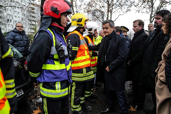 Le ministre de l'Intérieur, Gérald Darmanin, salue des membres des unités de secours dans le quartier du Mas-Du-Taureau à Vaulx-en-Velin le 16 décembre 2022. (Photo : OLIVIER CHASSIGNOLE/AFP via Getty Images)