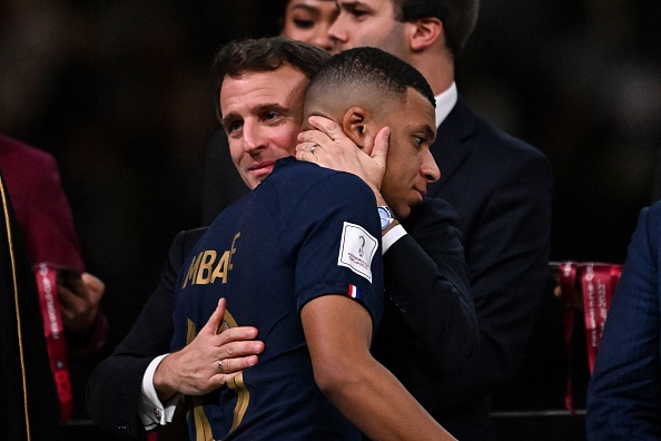 L'attaquant français Kylian Mbappe consolé par le Président français Emmanuel Macron après la finale de la France contre l'Argentine à la Coupe du Monde 2022 au  Qatar. (Photo : KIRILL KUDRYAVTSEV/AFP via Getty Images)