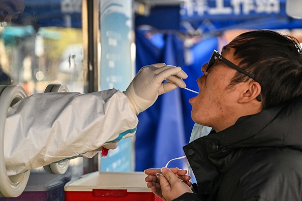Un agent de santé prélève un échantillon pour tester le coronavirus Covid-19 dans le quartier de Jing'an à Shanghai, le 22 décembre 2022.(Photo : HECTOR RETAMAL/AFP via Getty Images)