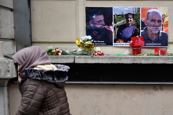 Portraits des victimes de la fusillade de la rue d'Enghien à Paris, le 23 décembre 2022.  (Photo : JULIEN DE ROSA/AFP via Getty Images)