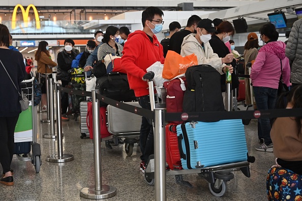 Des passagers font la queue pour s'enregistrer à l'aéroport international de Hong Kong, le 28 décembre 2022. (Photo : PETER PARKS/AFP via Getty Images)