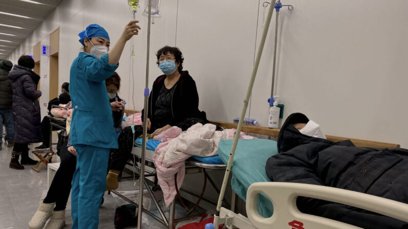 Des patients atteints du virus Covid-19 sur des lits à l'hôpital Nankai de Tianjin, en Chine, le 28 décembre 2022. (Noel Celis/AFP via Getty Images)