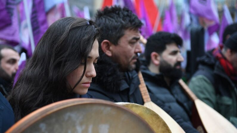 Manifestation à Paris en soutien à la communauté kurde, le 28 décembre 2022. (Photo by FIRAS ABDULLAH/AFP via Getty Images)