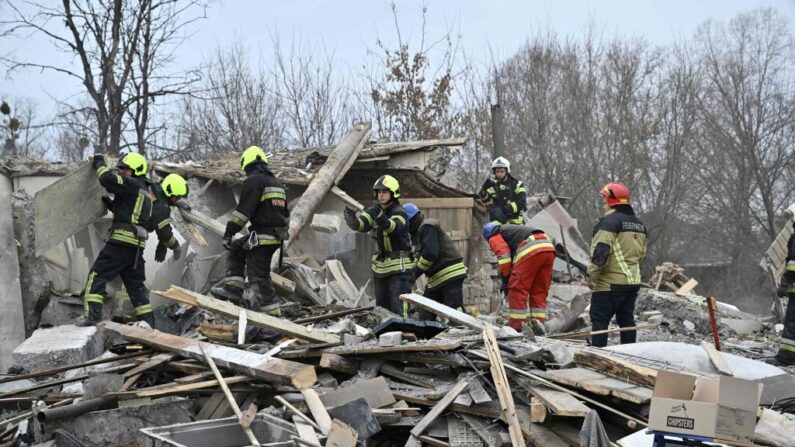 Des habitations sont détruites par des missiles dans la banlieue de Kiev, le 29 décembre 2022. (Photo: GENYA SAVILOV/AFP via Getty Images)