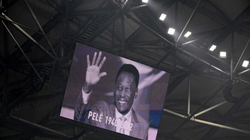 Une photographie du "Roi" Pelé est affichée sur un écran géant avant un match de football, le 29 décembre 2022. (Photo: NICOLAS TUCAT/AFP via Getty Images)